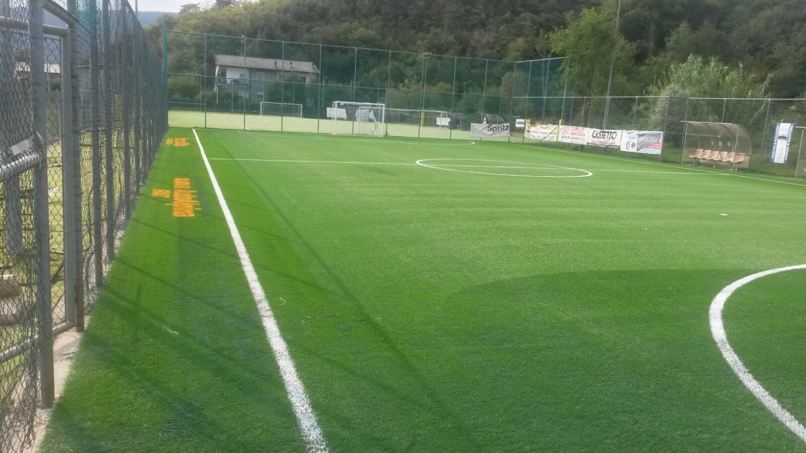 Samone: pavimentazione campo da calcio a 5 in erba sintetica 2